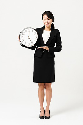 포토 JPG 스튜디오촬영 전신 여자 시계 비즈니스 안내 실내 한명 미소 들기 사람 정장 손짓 성인 앞모습 30대 기쁨 한국인 비즈니스우먼 퇴근 치마정장 5시 성인여자한명만 국내포토 1 옷 감정 뷰포인트 모션 표정 동양인 내부 장년 치마 시간 직장인 출퇴근 여자한명만 성인여자만 파일형식
