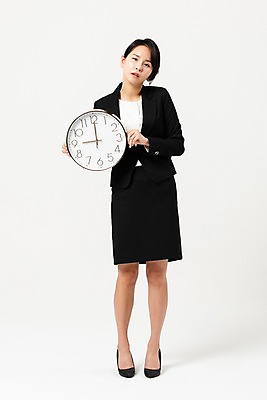 포토 JPG 스튜디오촬영 전신 여자 시계 비즈니스 실내 피곤 한명 들기 사람 정장 성인 앞모습 30대 한국인 비즈니스우먼 출근 치마정장 9시 시무룩 성인여자한명만 국내포토 1 옷 뷰포인트 컨셉 모션 표정 동양인 내부 장년 치마 시간 직장인 출퇴근 여자한명만 성인여자만 파일형식