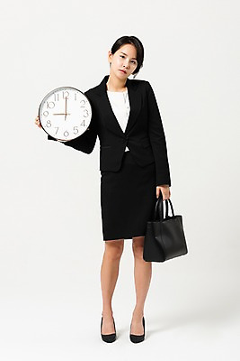포토 JPG 스튜디오촬영 전신 여자 시계 가방 비즈니스 실내 피곤 한명 서기 들기 사람 정장 성인 앞모습 30대 한국인 비즈니스우먼 출근 치마정장 9시 시무룩 성인여자한명만 국내포토 1 잡화 옷 뷰포인트 컨셉 모션 표정 동양인 내부 장년 치마 시간 직장인 출퇴근 여자한명만 성인여자만 파일형식