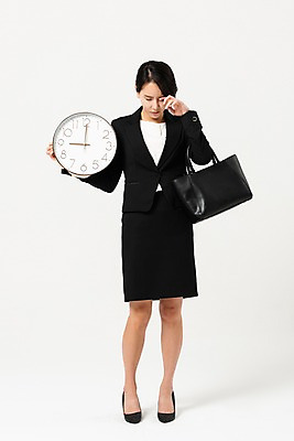 포토 JPG 스튜디오촬영 전신 여자 시계 가방 비즈니스 실내 피곤 고개숙이기 한명 서기 들기 사람 정장 성인 앞모습 30대 한국인 잡기 비즈니스우먼 출근 치마정장 9시 힘듦 성인여자한명만 국내포토 1 잡화 옷 뷰포인트 컨셉 모션 숙이기 동양인 내부 장년 치마 시간 직장인 출퇴근 여자한명만 성인여자만 파일형식