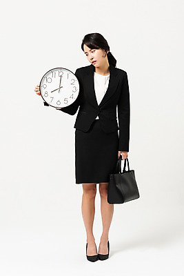 포토 JPG 스튜디오촬영 전신 응시 여자 시계 가방 비즈니스 실내 피곤 한명 들기 사람 정장 성인 앞모습 30대 한국인 비즈니스우먼 찡그림 출근 치마정장 8시 성인여자한명만 국내포토 1 시선 잡화 옷 뷰포인트 컨셉 모션 표정 동양인 내부 장년 치마 시간 직장인 출퇴근 여자한명만 성인여자만 파일형식