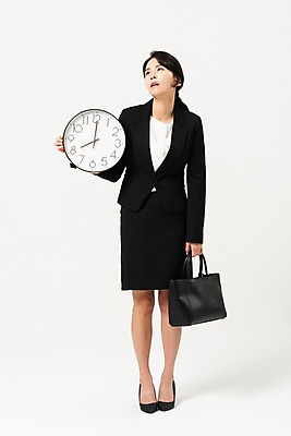 포토 JPG 스튜디오촬영 전신 응시 여자 시계 가방 비즈니스 실내 피곤 한명 들기 사람 정장 성인 앞모습 30대 한국인 비즈니스우먼 출근 치마정장 8시 시무룩 힘듦 성인여자한명만 국내포토 1 시선 잡화 옷 뷰포인트 컨셉 모션 표정 동양인 내부 장년 치마 시간 직장인 출퇴근 여자한명만 성인여자만 파일형식