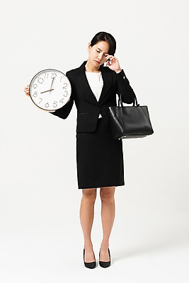 포토 JPG 스튜디오촬영 전신 여자 시계 가방 비즈니스 실내 피곤 한명 서기 들기 사람 정장 성인 앞모습 30대 한국인 잡기 비즈니스우먼 출근 치마정장 8시 힘듦 성인여자한명만 국내포토 1 잡화 옷 뷰포인트 컨셉 모션 동양인 내부 장년 치마 시간 직장인 출퇴근 여자한명만 성인여자만 파일형식