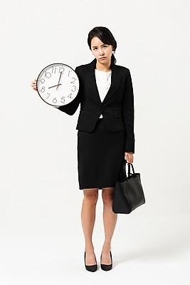 포토 JPG 스튜디오촬영 전신 여자 시계 가방 비즈니스 실내 피곤 한명 들기 사람 정장 성인 앞모습 30대 한국인 비즈니스우먼 찡그림 출근 치마정장 8시 힘듦 성인여자한명만 국내포토 1 잡화 옷 뷰포인트 컨셉 모션 표정 동양인 내부 장년 치마 시간 직장인 출퇴근 여자한명만 성인여자만 파일형식