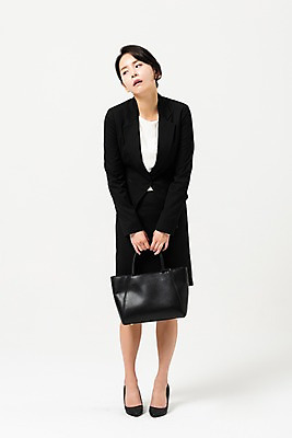 포토 JPG 스튜디오촬영 전신 응시 여자 가방 비즈니스 실내 피곤 한명 들기 사람 정장 성인 앞모습 30대 한국인 비즈니스우먼 출퇴근 치마정장 시무룩 힘듦 성인여자한명만 국내포토 1 시선 잡화 옷 뷰포인트 컨셉 모션 표정 동양인 내부 장년 치마 직장인 여자한명만 성인여자만 파일형식