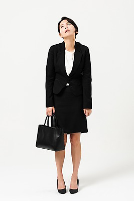 포토 JPG 스튜디오촬영 전신 응시 여자 가방 비즈니스 실내 피곤 한명 서기 들기 사람 정장 성인 앞모습 30대 한국인 비즈니스우먼 출퇴근 치마정장 시무룩 성인여자한명만 국내포토 1 시선 잡화 옷 뷰포인트 컨셉 모션 표정 동양인 내부 장년 치마 직장인 여자한명만 성인여자만 파일형식