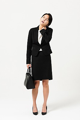 포토 JPG 스튜디오촬영 전신 여자 가방 비즈니스 실내 피곤 한명 들기 사람 정장 성인 앞모습 30대 한국인 비즈니스우먼 찡그림 출퇴근 치마정장 목통증 힘듦 성인여자한명만 국내포토 1 잡화 옷 뷰포인트 컨셉 모션 표정 동양인 내부 장년 치마 고통 직장인 여자한명만 성인여자만 파일형식