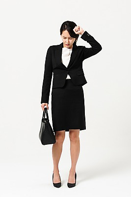 포토 JPG 스튜디오촬영 전신 여자 가방 비즈니스 실내 피곤 한명 들기 사람 정장 성인 앞모습 30대 손들기 한국인 비즈니스우먼 출퇴근 두통 치마정장 힘듦 성인여자한명만 국내포토 1 잡화 옷 뷰포인트 컨셉 모션 동양인 내부 장년 치마 직장인 질병 여자한명만 성인여자만 파일형식