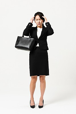 포토 JPG 스튜디오촬영 전신 여자 가방 비즈니스 실내 피곤 한명 들기 사람 정장 성인 앞모습 30대 한국인 비즈니스우먼 찡그림 출퇴근 두통 치마정장 힘듦 성인여자한명만 국내포토 1 잡화 옷 뷰포인트 컨셉 모션 표정 동양인 내부 장년 치마 직장인 질병 여자한명만 성인여자만 파일형식