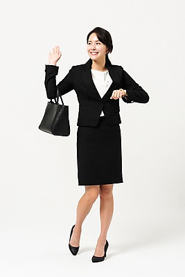포토 JPG 스튜디오촬영 전신 여자 가방 비즈니스 실내 한명 미소 들기 사람 정장 손짓 성인 앞모습 30대 손들기 기쁨 한국인 인사 비즈니스우먼 손목시계 퇴근 치마정장 성인여자한명만 국내포토 1 잡화 옷 감정 뷰포인트 시계 장신구 모션 표정 동양인 내부 장년 치마 예절 직장인 출퇴근 여자한명만 성인여자만 파일형식
