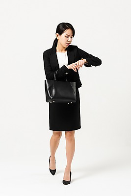 포토 JPG 스튜디오촬영 전신 응시 여자 가방 비즈니스 실내 한명 들기 사람 정장 성인 앞모습 30대 한국인 비즈니스우먼 찡그림 손목시계 출근 치마정장 성인여자한명만 다급 국내포토 1 시선 잡화 옷 뷰포인트 시계 컨셉 장신구 모션 표정 동양인 내부 장년 치마 직장인 출퇴근 여자한명만 성인여자만 파일형식