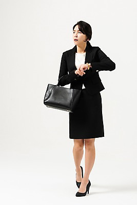 포토 JPG 스튜디오촬영 전신 응시 여자 가방 비즈니스 실내 한명 들기 사람 정장 성인 앞모습 30대 한국인 비즈니스우먼 찡그림 지각 손목시계 출근 치마정장 성인여자한명만 다급 국내포토 1 시선 잡화 옷 뷰포인트 시계 컨셉 장신구 모션 표정 동양인 내부 장년 치마 직장인 출퇴근 여자한명만 성인여자만 파일형식