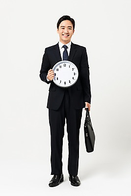 포토 JPG 스튜디오촬영 전신 남자 시계 서류가방 비즈니스 프레임 실내 한명 서기 미소 들기 사람 정장 성인 앞모습 30대 한국인 비즈니스맨 성인남자한명만 국내포토 1 옷 뷰포인트 가방 모션 표정 동양인 내부 장년 직장인 남자한명만 성인남자만 파일형식