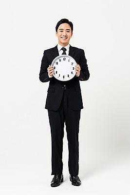포토 JPG 스튜디오촬영 전신 남자 시계 비즈니스 프레임 실내 한명 서기 미소 들기 사람 정장 성인 앞모습 30대 한국인 비즈니스맨 성인남자한명만 국내포토 1 옷 뷰포인트 모션 표정 동양인 내부 장년 직장인 남자한명만 성인남자만 파일형식