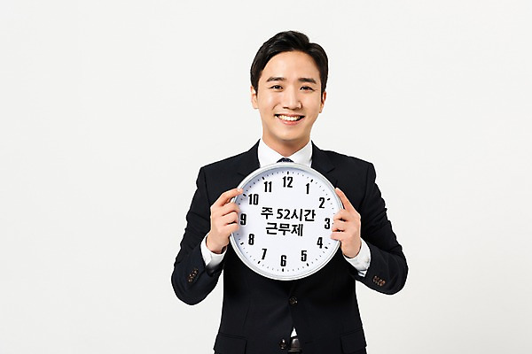 포토 JPG 스튜디오촬영 남자 시계 비즈니스 실내 한명 미소 들기 사람 정장 상반신 성인 앞모습 30대 한국인 작업 비즈니스맨 사회이슈 성인남자한명만 주52시간근무제 국내포토 1 옷 뷰포인트 컨셉 모션 표정 동양인 내부 장년 직장인 남자한명만 성인남자만 파일형식