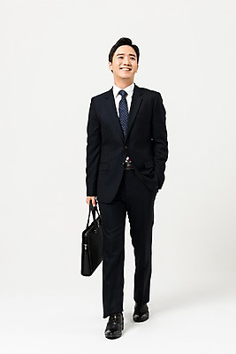 포토 JPG 스튜디오촬영 전신 응시 남자 서류가방 비즈니스 실내 한명 미소 들기 사람 정장 성인 앞모습 30대 걷기 한국인 비즈니스맨 즐거움 출근 주머니손 성인남자한명만 국내포토 1 시선 옷 감정 뷰포인트 가방 모션 표정 동양인 내부 장년 직장인 출퇴근 남자한명만 성인남자만 파일형식