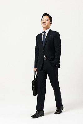 포토 JPG 스튜디오촬영 전신 남자 서류가방 비즈니스 실내 한명 미소 들기 사람 정장 성인 옆모습 30대 걷기 한국인 비즈니스맨 즐거움 출근 성인남자한명만 국내포토 1 옷 감정 뷰포인트 가방 모션 표정 동양인 내부 장년 직장인 출퇴근 남자한명만 성인남자만 파일형식