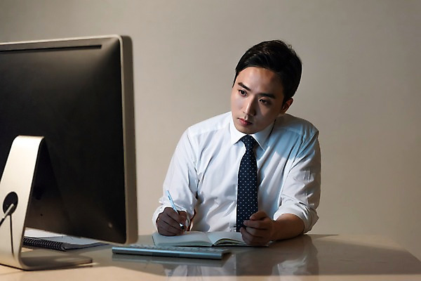 포토 JPG 스튜디오촬영 응시 남자 비즈니스 스트레스 실내 피곤 한명 사람 앉기 정장 상반신 성인 앞모습 30대 컴퓨터 사무실 공책 한국인 기록 비즈니스맨 책상 문서 야근 힘듦 성인남자한명만 국내포토 1 시선 옷 뷰포인트 가구 컨셉 모션 문구용품 동양인 내부 장년 전자제품 업무 직장인 남자한명만 성인남자만 파일형식