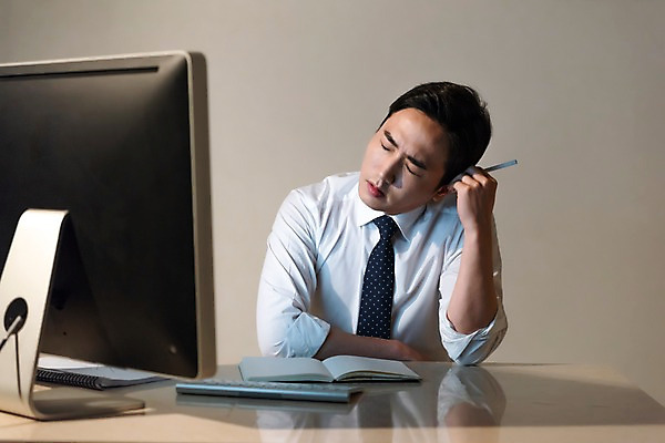 포토 JPG 스튜디오촬영 남자 비즈니스 스트레스 실내 피곤 한명 들기 사람 앉기 정장 상반신 성인 앞모습 30대 컴퓨터 사무실 펜 모니터 공책 한국인 비즈니스맨 찡그림 책상 문서 야근 성인남자한명만 국내포토 1 옷 뷰포인트 가구 컨셉 모션 문구용품 표정 동양인 내부 장년 전자제품 필기구 업무 직장인 남자한명만 성인남자만 파일형식