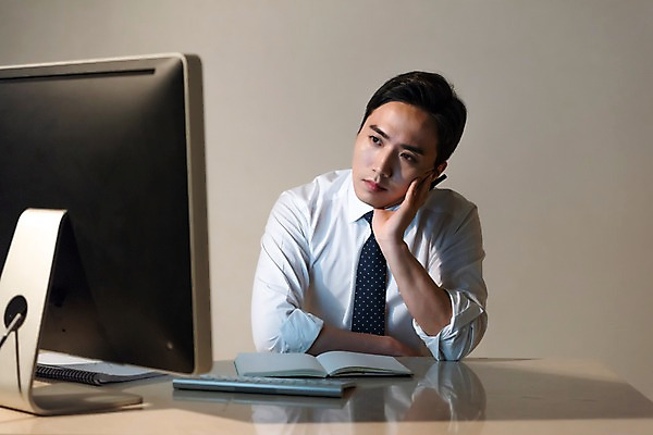 포토 JPG 스튜디오촬영 응시 남자 생각 비즈니스 스트레스 실내 피곤 한명 사람 앉기 정장 상반신 성인 앞모습 30대 컴퓨터 사무실 펜 공책 턱괴기 한국인 비즈니스맨 책상 고민 야근 시무룩 성인남자한명만 국내포토 1 시선 옷 감정 뷰포인트 가구 컨셉 모션 문구용품 표정 동양인 내부 장년 전자제품 필기구 업무 직장인 남자한명만 성인남자만 파일형식