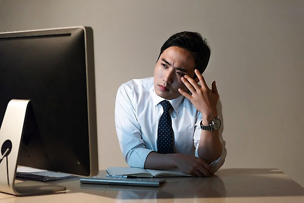 포토 JPG 스튜디오촬영 응시 남자 비즈니스 스트레스 실내 피곤 한명 사람 앉기 정장 상반신 성인 앞모습 30대 컴퓨터 사무실 공책 한국인 키보드 비즈니스맨 책상 문서 야근 시무룩 힘듦 성인남자한명만 국내포토 1 시선 옷 뷰포인트 가구 컨셉 모션 문구용품 표정 동양인 내부 장년 전자제품 업무 직장인 남자한명만 성인남자만 파일형식