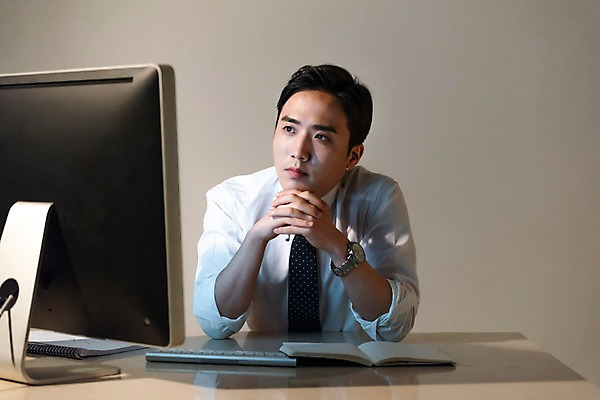 포토 JPG 스튜디오촬영 응시 남자 생각 비즈니스 스트레스 실내 피곤 한명 사람 앉기 정장 상반신 성인 앞모습 30대 컴퓨터 사무실 공책 한국인 비즈니스맨 책상 고민 문서 야근 시무룩 힘듦 성인남자한명만 국내포토 1 시선 옷 감정 뷰포인트 가구 컨셉 모션 문구용품 표정 동양인 내부 장년 전자제품 업무 직장인 남자한명만 성인남자만 파일형식