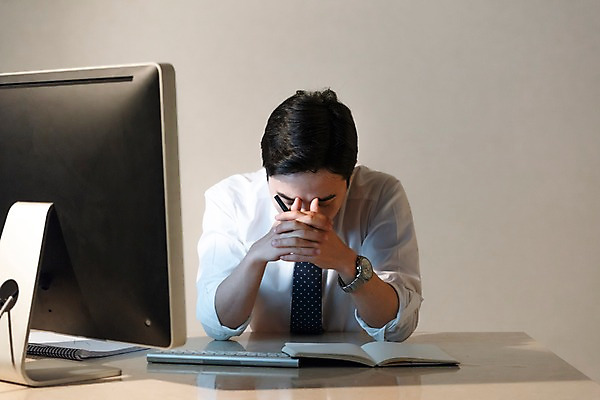 포토 JPG 스튜디오촬영 남자 생각 비즈니스 스트레스 실내 피곤 고개숙이기 한명 들기 사람 앉기 정장 상반신 성인 앞모습 30대 컴퓨터 사무실 펜 공책 한국인 비즈니스맨 책상 고민 야근 힘듦 성인남자한명만 PTSD 국내포토 1 옷 감정 뷰포인트 가구 컨셉 모션 문구용품 숙이기 동양인 내부 장년 전자제품 필기구 업무 직장인 질병 남자한명만 성인남자만 파일형식