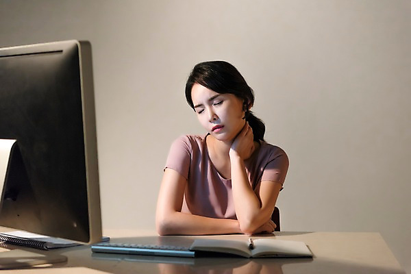 포토 JPG 스튜디오촬영 여자 비즈니스 스트레스 실내 피곤 한명 사람 앉기 정장 상반신 성인 앞모습 30대 컴퓨터 사무실 펜 눈감음 공책 한국인 비즈니스우먼 책상 야근 성인여자한명만 국내포토 1 옷 뷰포인트 가구 컨셉 모션 문구용품 동양인 내부 장년 전자제품 필기구 업무 직장인 여자한명만 성인여자만 파일형식