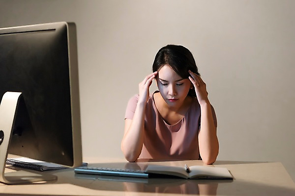 포토 JPG 스튜디오촬영 여자 비즈니스 스트레스 실내 피곤 한명 사람 앉기 정장 상반신 성인 앞모습 30대 컴퓨터 사무실 펜 모니터 눈감음 공책 한국인 비즈니스우먼 책상 야근 힘듦 성인여자한명만 PTSD 국내포토 1 옷 뷰포인트 가구 컨셉 모션 문구용품 동양인 내부 장년 전자제품 필기구 업무 직장인 질병 여자한명만 성인여자만 파일형식