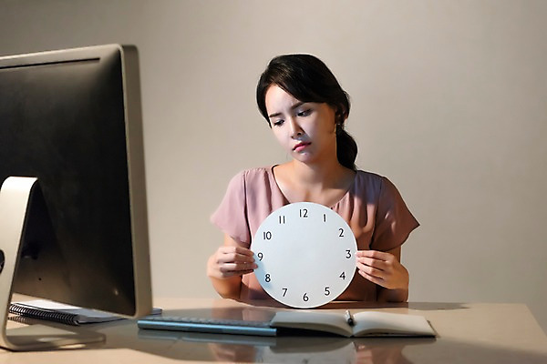 포토 JPG 스튜디오촬영 여자 시계 비즈니스 스트레스 프레임 실내 피곤 한명 사람 앉기 정장 상반신 성인 앞모습 30대 컴퓨터 사무실 펜 공책 한국인 키보드 잡기 비즈니스우먼 책상 야근 시무룩 힘듦 성인여자한명만 국내포토 1 옷 뷰포인트 가구 컨셉 모션 문구용품 표정 동양인 내부 장년 전자제품 필기구 업무 직장인 여자한명만 성인여자만 파일형식