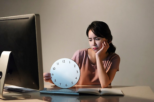 포토 JPG 스튜디오촬영 응시 여자 시계 비즈니스 스트레스 프레임 실내 피곤 한명 사람 앉기 정장 상반신 성인 앞모습 30대 컴퓨터 사무실 펜 모니터 공책 턱괴기 한국인 잡기 비즈니스우먼 찡그림 책상 문서 야근 시무룩 힘듦 성인여자한명만 국내포토 1 시선 옷 뷰포인트 가구 컨셉 모션 문구용품 표정 동양인 내부 장년 전자제품 필기구 업무 직장인 여자한명만 성인여자만 파일형식