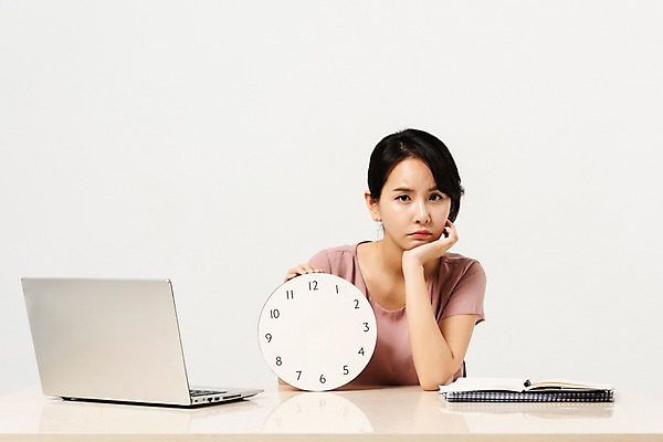 포토 JPG 스튜디오촬영 여자 시계 비즈니스 프레임 실내 한명 사람 앉기 정장 상반신 성인 앞모습 30대 노트북 사무실 펜 턱괴기 한국인 잡기 비즈니스우먼 기다림 책상 문서 퇴근 시무룩 성인여자한명만 국내포토 1 옷 뷰포인트 가구 모션 표정 동양인 내부 장년 전자제품 필기구 직장인 출퇴근 여자한명만 성인여자만 파일형식