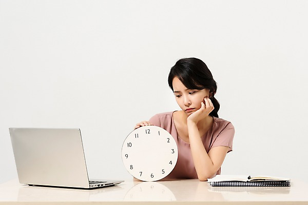 포토 JPG 스튜디오촬영 응시 여자 시계 비즈니스 프레임 실내 한명 사람 앉기 정장 상반신 성인 앞모습 30대 노트북 사무실 펜 턱괴기 한국인 잡기 비즈니스우먼 기다림 책상 문서 퇴근 시무룩 성인여자한명만 국내포토 1 시선 옷 뷰포인트 가구 모션 표정 동양인 내부 장년 전자제품 필기구 직장인 출퇴근 여자한명만 성인여자만 파일형식