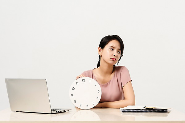 포토 JPG 스튜디오촬영 응시 여자 시계 비즈니스 프레임 실내 한명 사람 앉기 정장 상반신 성인 앞모습 30대 노트북 사무실 펜 한국인 잡기 비즈니스우먼 기다림 책상 문서 퇴근 시무룩 성인여자한명만 국내포토 1 시선 옷 뷰포인트 가구 모션 표정 동양인 내부 장년 전자제품 필기구 직장인 출퇴근 여자한명만 성인여자만 파일형식