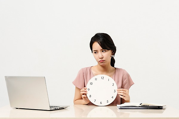 포토 JPG 스튜디오촬영 응시 여자 시계 비즈니스 프레임 실내 한명 사람 앉기 정장 상반신 성인 앞모습 30대 노트북 사무실 펜 한국인 잡기 비즈니스우먼 기다림 책상 문서 퇴근 시무룩 성인여자한명만 국내포토 1 시선 옷 뷰포인트 가구 모션 표정 동양인 내부 장년 전자제품 필기구 직장인 출퇴근 여자한명만 성인여자만 파일형식