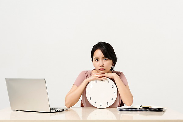 포토 JPG 스튜디오촬영 응시 여자 시계 비즈니스 프레임 실내 한명 사람 앉기 정장 상반신 성인 앞모습 30대 노트북 사무실 펜 기댐 한국인 비즈니스우먼 기다림 책상 문서 퇴근 시무룩 성인여자한명만 국내포토 1 시선 옷 뷰포인트 가구 모션 표정 동양인 내부 장년 전자제품 필기구 직장인 출퇴근 여자한명만 성인여자만 파일형식