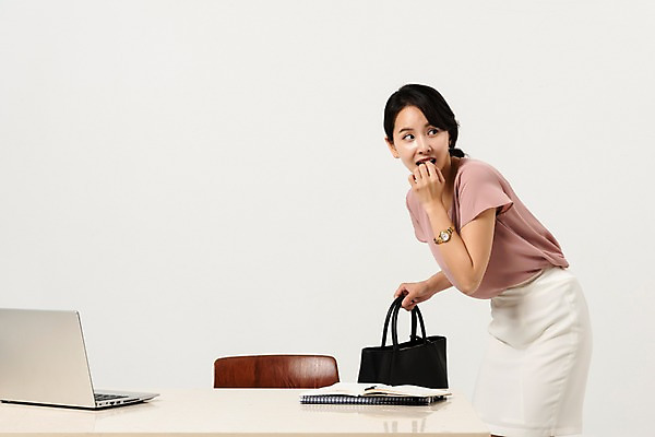 포토 JPG 스튜디오촬영 여자 의자 가방 비즈니스 실내 한명 사람 앉기 정장 상반신 성인 옆모습 30대 노트북 사무실 펜 한국인 비즈니스우먼 책상 문서 출근 눈치 성인여자한명만 국내포토 1 잡화 옷 뷰포인트 가구 모션 동양인 내부 장년 전자제품 필기구 직장인 출퇴근 여자한명만 성인여자만 파일형식