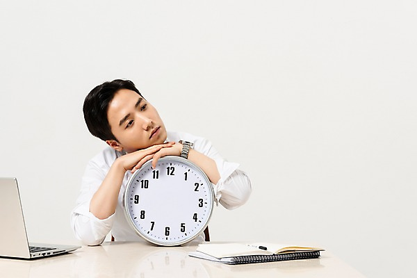 포토 JPG 스튜디오촬영 응시 남자 비즈니스 프레임 실내 한명 사람 앉기 정장 상반신 성인 앞모습 30대 노트북 사무실 펜 공책 기댐 한국인 비즈니스맨 기다림 책상 벽시계 문서 퇴근 성인남자한명만 국내포토 1 시선 옷 뷰포인트 시계 가구 모션 문구용품 동양인 내부 장년 전자제품 필기구 직장인 출퇴근 남자한명만 성인남자만 파일형식