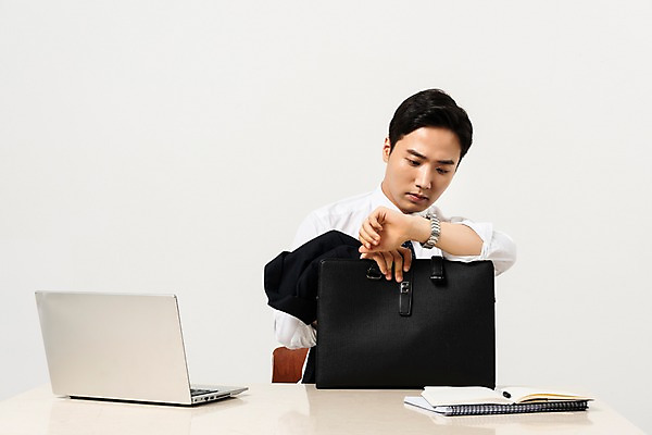 포토 JPG 스튜디오촬영 응시 남자 서류가방 비즈니스 실내 한명 사람 앉기 정장 상반신 성인 앞모습 30대 노트북 사무실 펜 공책 한국인 비즈니스맨 기다림 손목시계 책상 문서 퇴근 성인남자한명만 국내포토 1 시선 옷 뷰포인트 시계 가구 가방 장신구 모션 문구용품 동양인 내부 장년 전자제품 필기구 직장인 출퇴근 남자한명만 성인남자만 파일형식