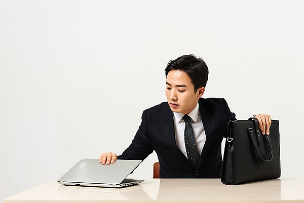 포토 JPG 스튜디오촬영 응시 남자 서류가방 비즈니스 실내 한명 사람 앉기 정장 상반신 성인 앞모습 30대 노트북 사무실 한국인 비즈니스맨 닫기 책상 퇴근 눈치 성인남자한명만 국내포토 1 시선 옷 뷰포인트 가구 가방 모션 동양인 내부 장년 전자제품 직장인 출퇴근 남자한명만 성인남자만 파일형식