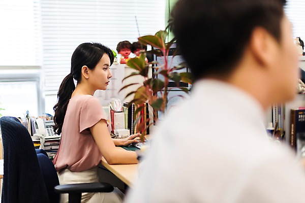 포토 JPG 응시 여자 남자 화분 창문 실내 사람 앉기 상반신 성인 두명 옆모습 30대 사무실 한국인 작업 블라인드 직장인 비즈니스맨 비즈니스우먼 책상 동료 문서 파일 워킹맘 사무실의자 성인만 국내포토 직업 시선 뷰포인트 가구 의자 비즈니스 관계 모션 엄마 동양인 내부 장년 커튼 파일형식