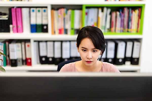 포토 JPG 응시 여자 엄마 책장 실내 한명 사람 상반신 성인 앞모습 책 30대 컴퓨터 사무실 모니터 한국인 작업 직장인 비즈니스우먼 집중 워킹맘 파일함 성인여자한명만 국내포토 직업 1 시선 뷰포인트 가구 컨셉 비즈니스 가족 동양인 내부 장년 전자제품 사무용품 여자한명만 성인여자만 파일형식