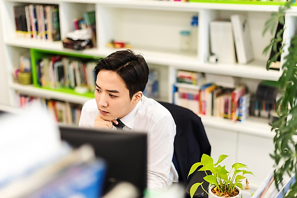 포토 JPG 응시 남자 화분 생각 책장 실내 한명 사람 정장 상반신 성인 앞모습 책 30대 컴퓨터 사무실 턱괴기 한국인 작업 직장인 비즈니스맨 파일 사무실의자 성인남자한명만 육아대디 국내포토 직업 1 시선 옷 뷰포인트 가구 의자 비즈니스 모션 동양인 내부 장년 전자제품 아빠 남자한명만 성인남자만 파일형식
