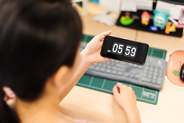 포토 JPG 응시 여자 시계 엄마 실내 한명 사람 상반신 성인 뒷모습 30대 사무실 한국인 키보드 직장인 기다림 책상 퇴근 워킹맘 6시 성인여자한명만 국내포토 직업 1 시선 뷰포인트 가구 비즈니스 가족 모션 동양인 내부 장년 시간 비즈니스우먼 출퇴근 여자한명만 성인여자만 파일형식