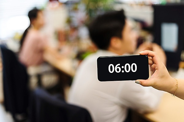 포토 JPG 손 여자 남자 시계 한손 실내 들기 사람 앉기 상반신 성인 옆모습 신체부위 세명 30대 사무실 한국인 작업 직장인 비즈니스맨 비즈니스우먼 기다림 책상 동료 정각 퇴근 워킹맘 사무실의자 6시 성인만 국내포토 직업 뷰포인트 가구 의자 비즈니스 관계 모션 엄마 동양인 내부 장년 시간 출퇴근 파일형식