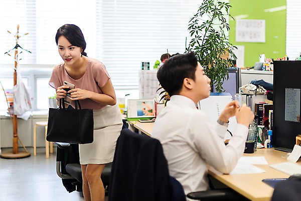 포토 JPG 응시 여자 남자 화분 실내 미소 사람 앉기 상반신 성인 두명 앞모습 옆모습 30대 스마트폰 사무실 한국인 핸드백 작업 블라인드 직장인 비즈니스맨 비즈니스우먼 옷걸이 책상 동료 문서 파일 퇴근 조용 워킹맘 사무실의자 눈치 성인만 국내포토 직업 시선 뷰포인트 가구 의자 가방 비즈니스 관계 모션 엄마 표정 동양인 내부 장년 핸드폰 스마트기기 커튼 출퇴근 파일형식