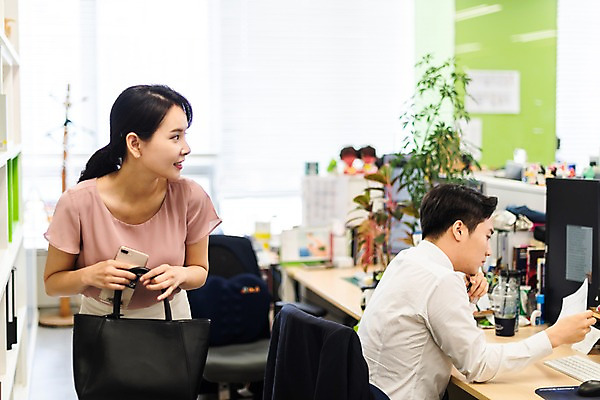 포토 JPG 응시 여자 남자 화분 책장 실내 미소 들기 사람 앉기 정장 상반신 성인 두명 앞모습 옆모습 30대 스마트폰 사무실 한국인 핸드백 작업 블라인드 직장인 비즈니스맨 비즈니스우먼 옷걸이 책상 동료 문서 퇴근 워킹맘 사무실의자 눈치 성인만 국내포토 직업 시선 옷 뷰포인트 가구 의자 가방 비즈니스 관계 모션 엄마 표정 동양인 내부 장년 핸드폰 스마트기기 커튼 출퇴근 파일형식