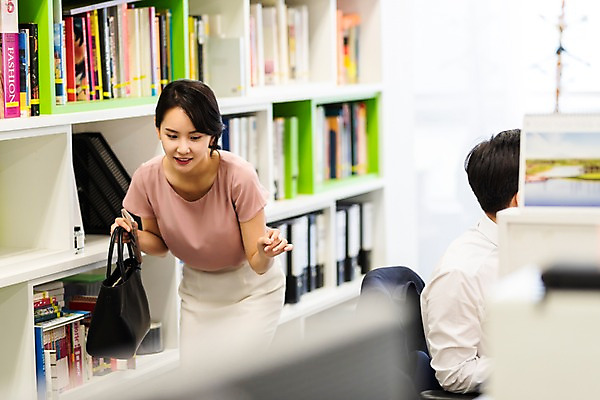 포토 JPG 여자 남자 책장 실내 들기 사람 앉기 상반신 성인 두명 앞모습 옆모습 책 30대 스마트폰 사무실 다이어리 한국인 핸드백 직장인 비즈니스우먼 옷걸이 책상 동료 파일 퇴근 조용 워킹맘 사무실의자 눈치 성인만 국내포토 직업 뷰포인트 가구 의자 가방 비즈니스 관계 모션 엄마 동양인 내부 장년 핸드폰 스마트기기 사무용품 출퇴근 파일형식