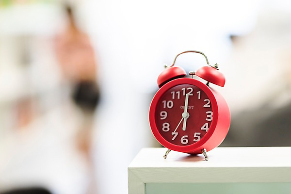 포토 JPG 전신 여자 엄마 실내 한명 사람 근접촬영 성인 앞모습 아웃포커스 30대 사무실 한국인 자명종 직장인 비즈니스우먼 정각 퇴근 워킹맘 성인여자한명만 국내포토 직업 1 뷰포인트 시계 비즈니스 가족 촬영기법 동양인 내부 장년 알람 출퇴근 여자한명만 성인여자만 파일형식