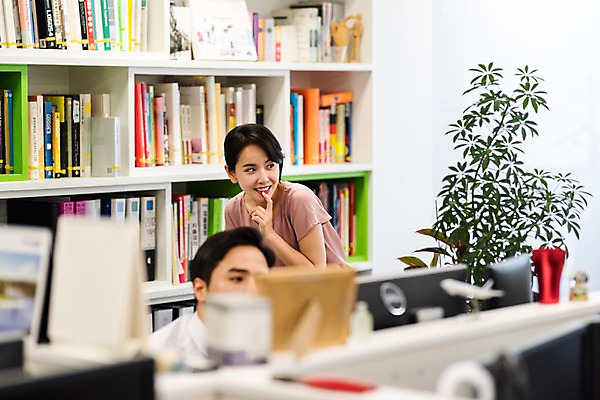 포토 JPG 응시 여자 남자 화분 책장 실내 미소 사람 상반신 성인 두명 앞모습 옆모습 책 30대 컴퓨터 사무실 한국인 달력 직장인 비즈니스맨 비즈니스우먼 책상 동료 파일 퇴근 워킹맘 눈치 성인만 국내포토 직업 시선 뷰포인트 가구 비즈니스 관계 엄마 표정 동양인 내부 장년 전자제품 출퇴근 파일형식 생활용품 가족 인종 오브젝트